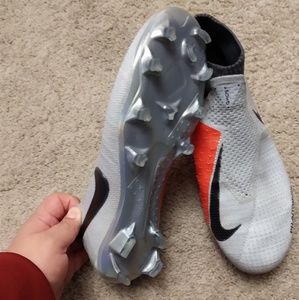 Soccer shoes